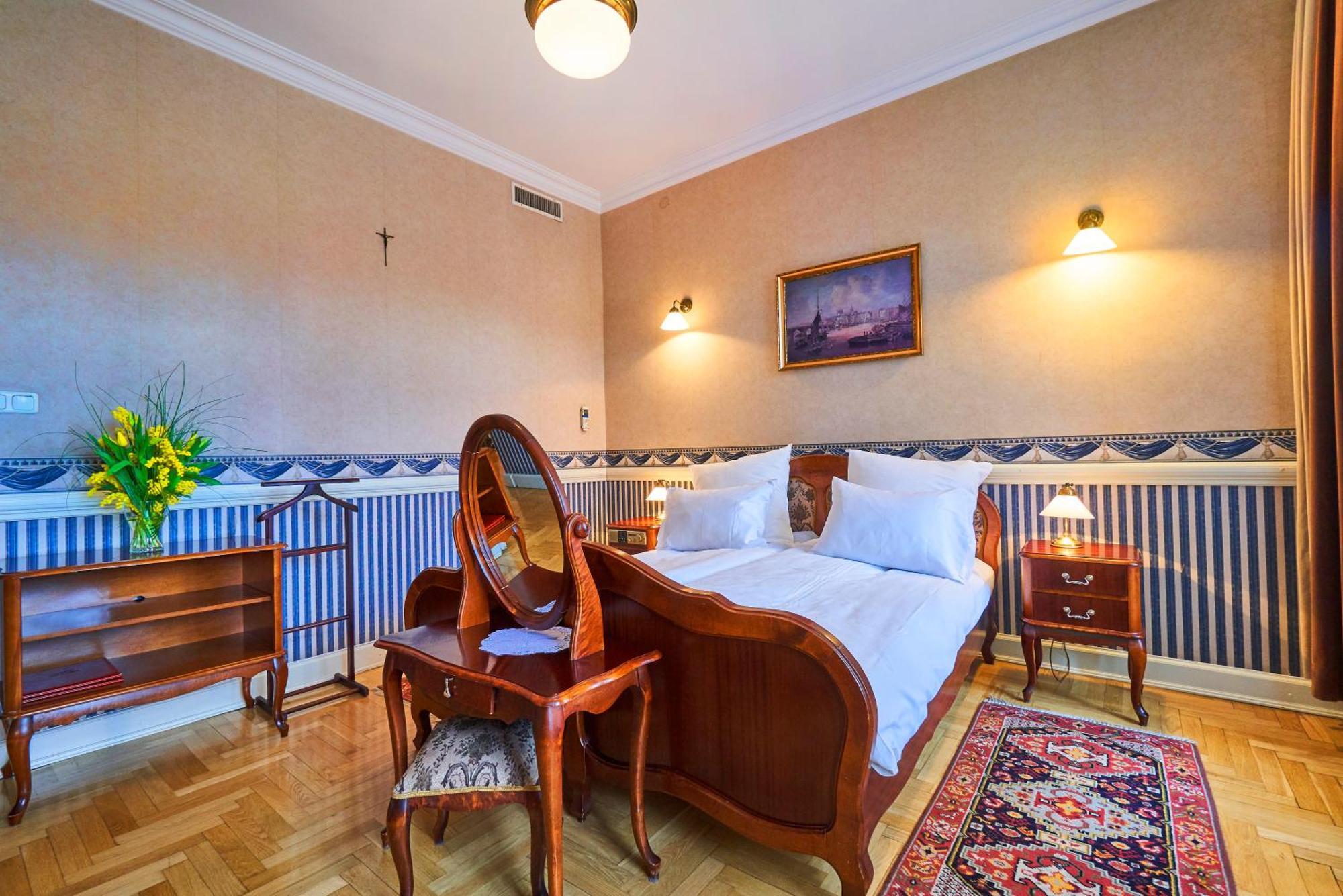 Deluxe Double Room Air-conditioning
